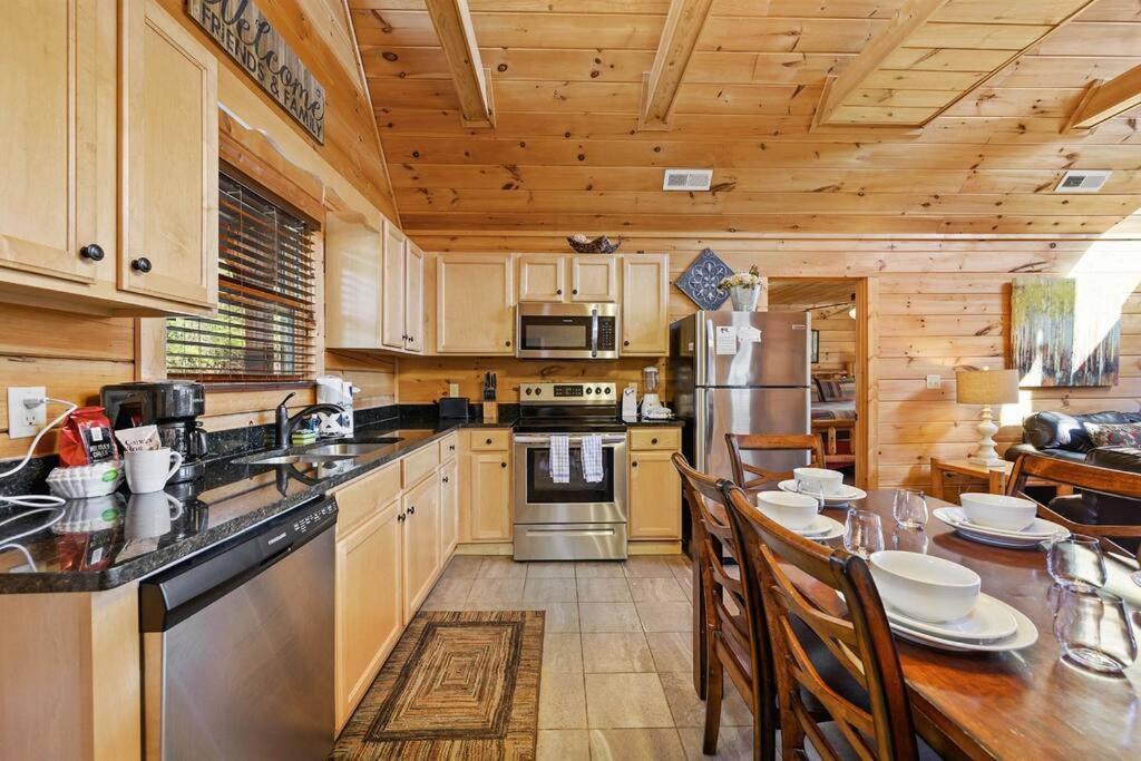 Spacious Smokies - Hot Tub With Mountain Views Hébergement de vacances *