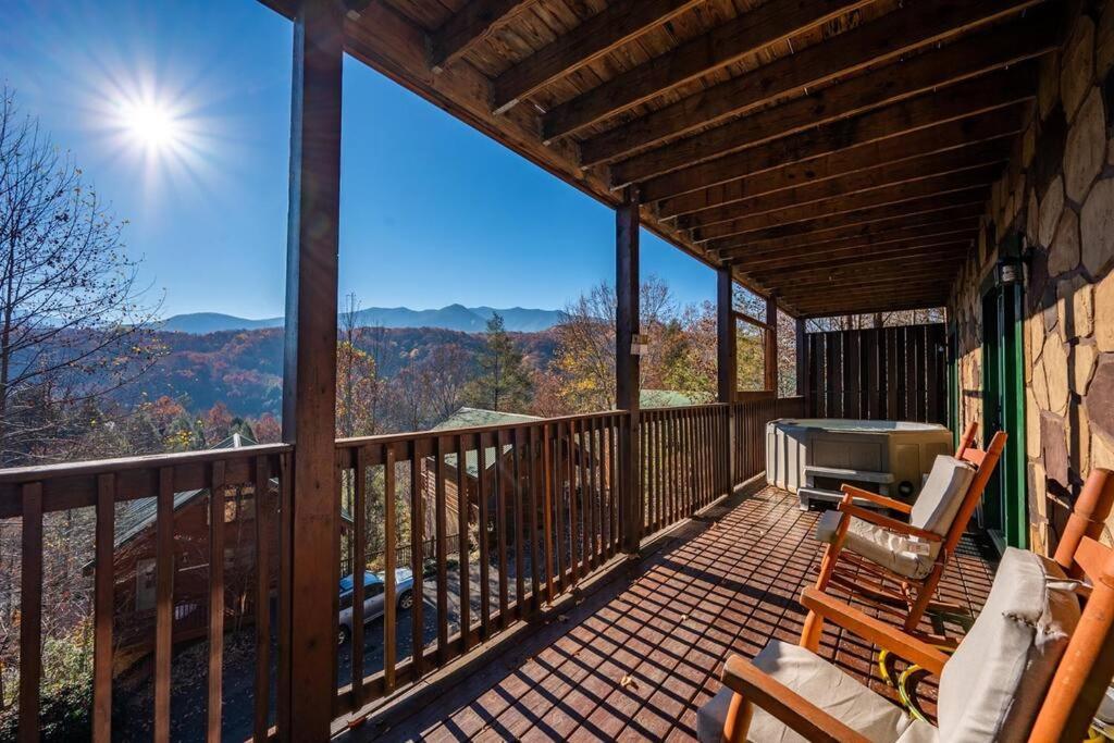 Spacious Smokies - Hot Tub With Mountain Views Hébergement de vacances Gatlinburg